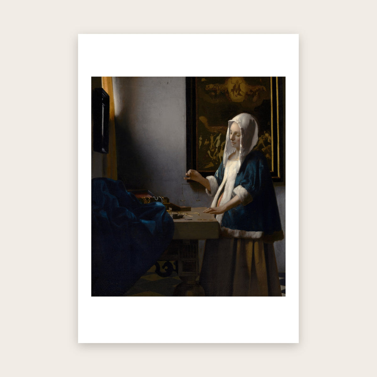 Affiche La Femme à la balance d'après Vermeer : femme au voile blanc tenant une balance, veste bleue, perles, marge blanche