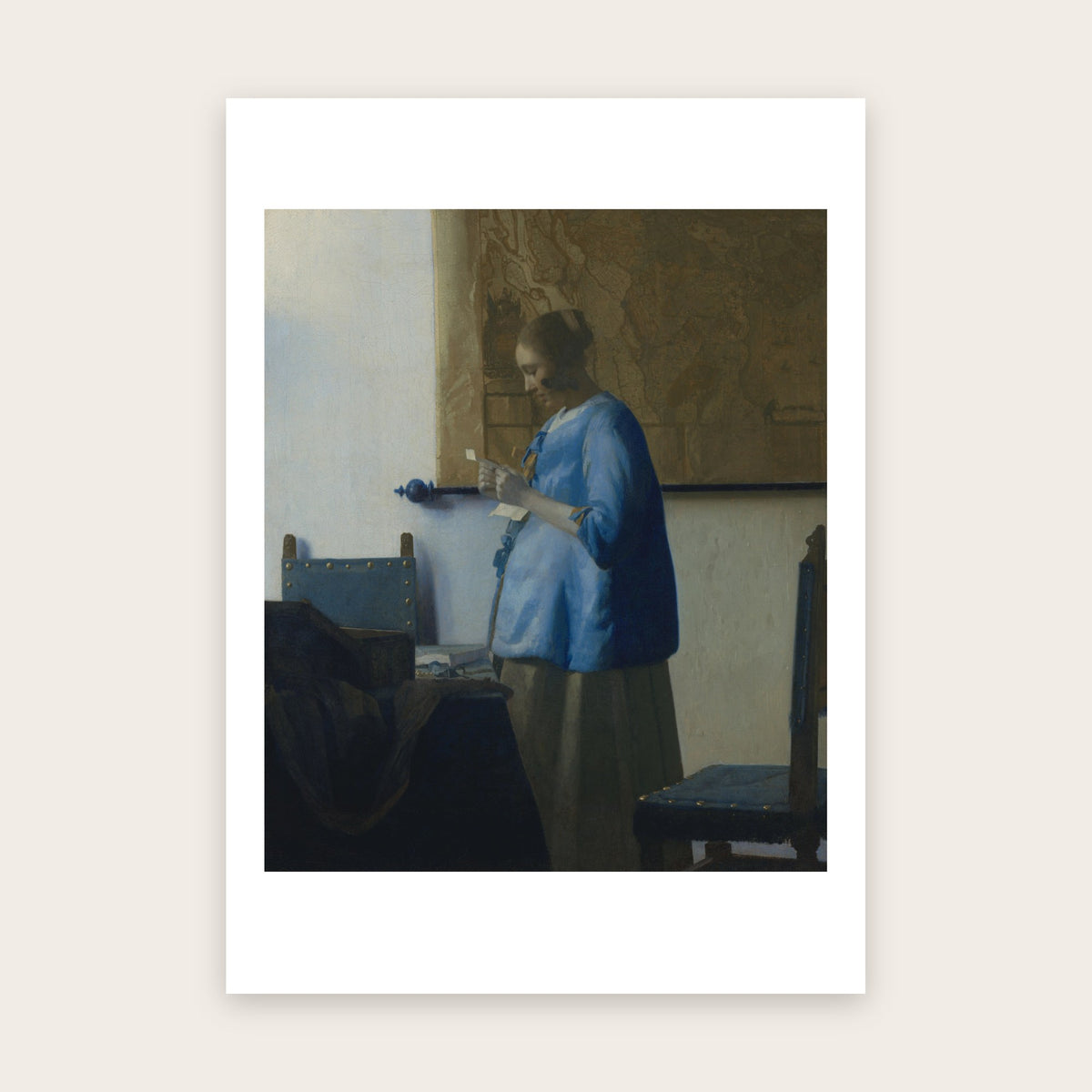 Affiche La Femme en bleu lisant une lettre d'après Vermeer : veste bleue, lettre en main, grande carte au mur, marge blanche