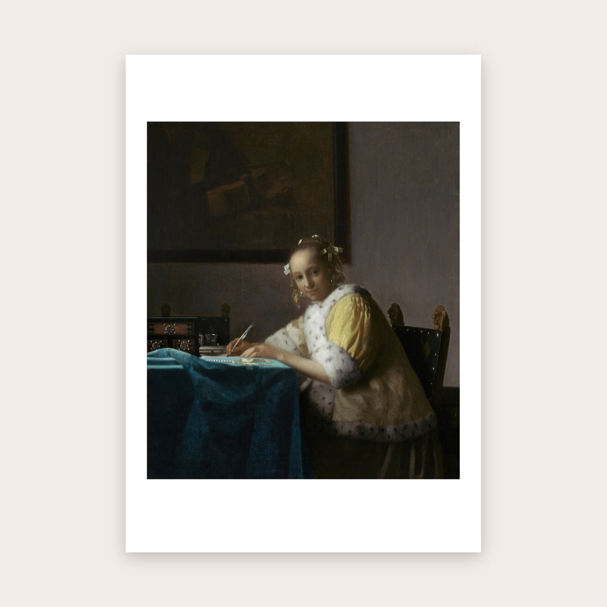 Affiche Jeune Femme écrivant une lettre d'après Vermeer : femme en veste jaune, plume en main, tapis bleu, marge blanche