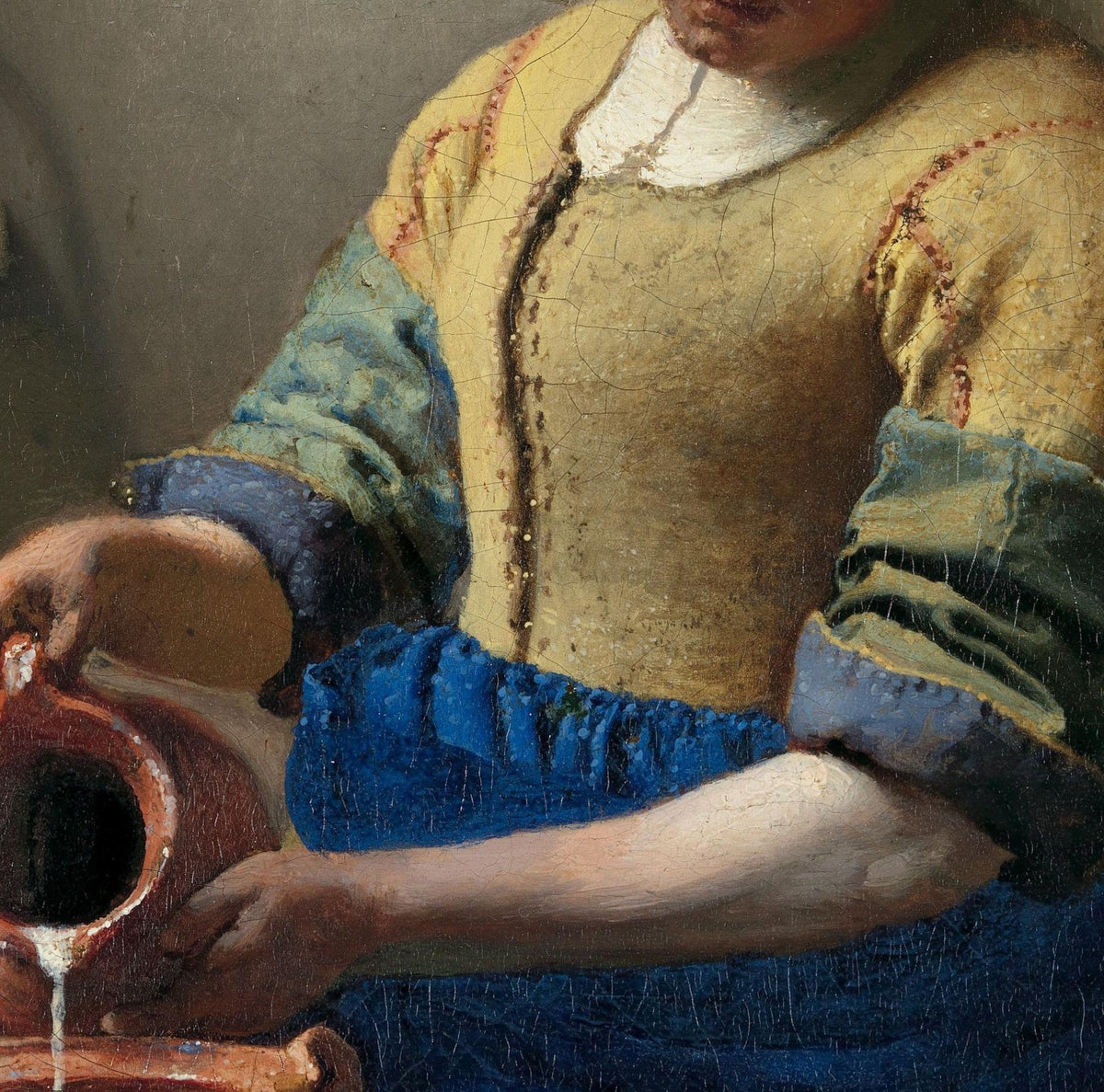 Détail de La Laitière (Vermeer) : corsage jaune, manche verte, tablier bleu et filet de lait coulant de la cruche