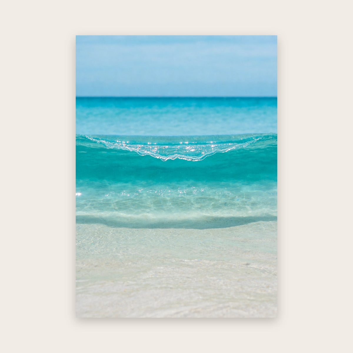 Affiche vague turquoise : petite vague transparente dans une eau claire, sable visible sous l'eau et ciel bleu tendre
