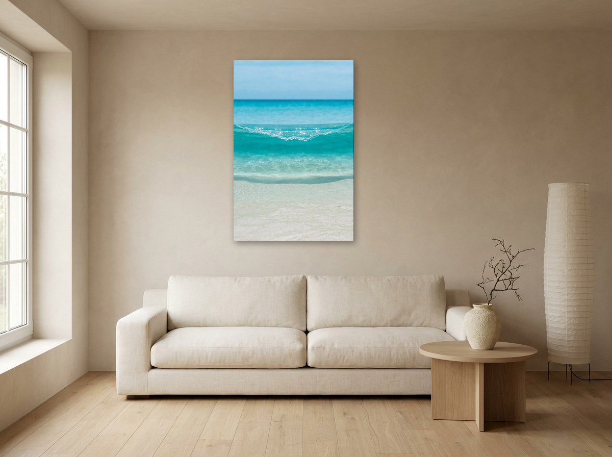 Mise en situation : toile « Eau de verre turquoise » au-dessus d'un canapé écru, sur le mur beige d'un salon japandi