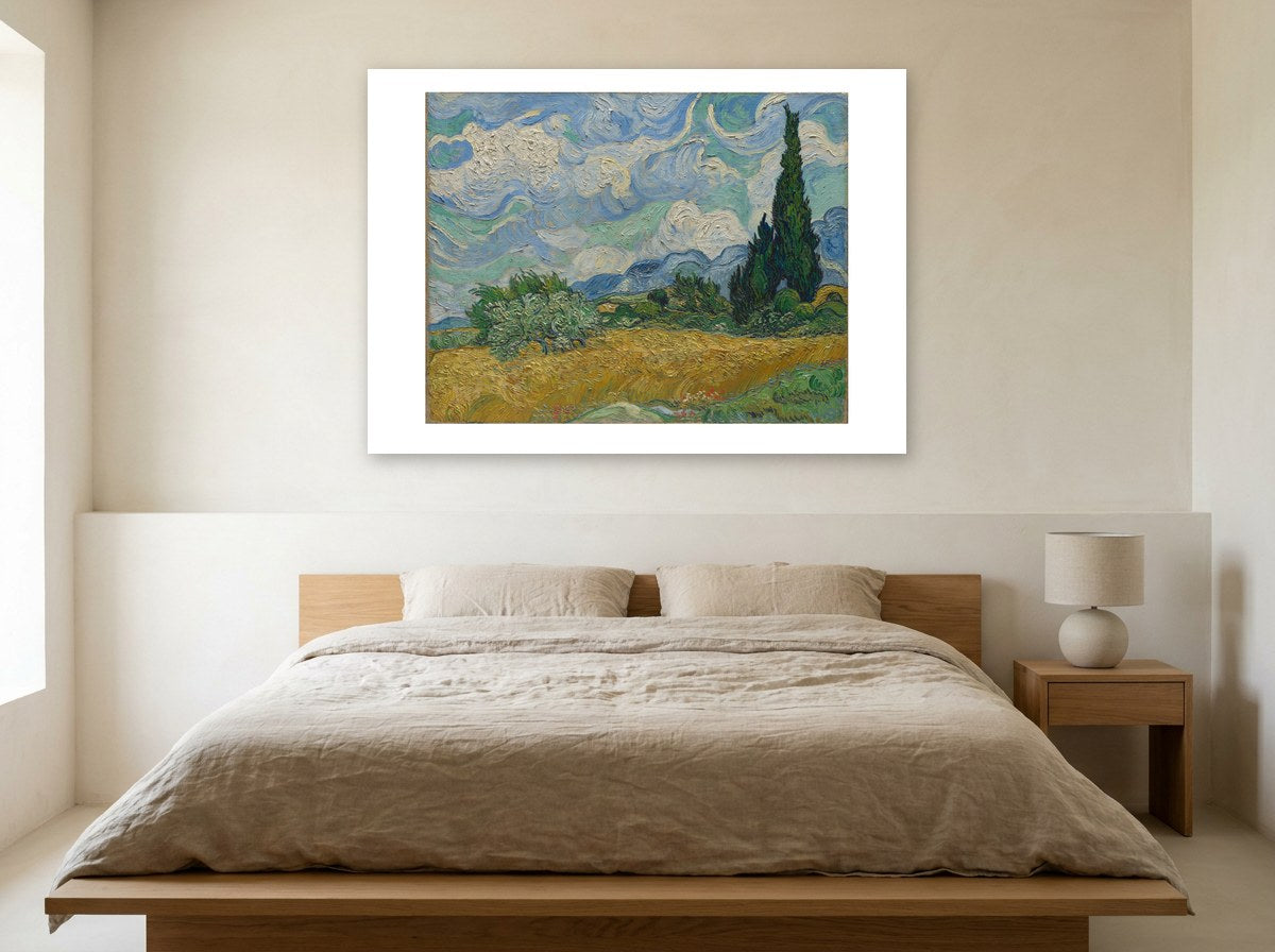 Mise en situation : affiche Champ de blé avec cyprès au mur crème d'une chambre, au-dessus d'un lit bas en bois clair