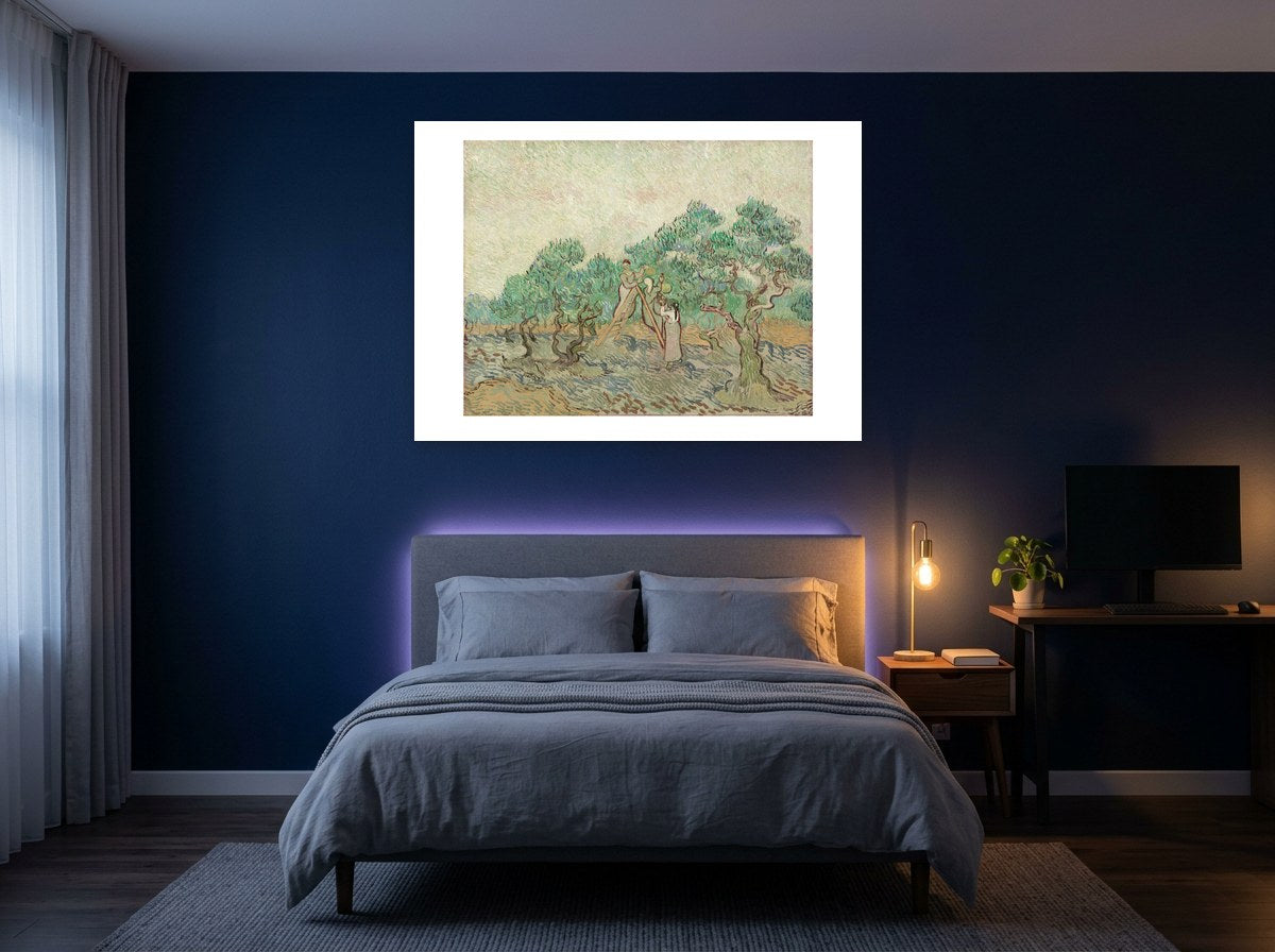 Mise en situation : affiche La Cueillette des olives au mur bleu nuit d'une chambre, au-dessus d'un lit au linge gris-bleu