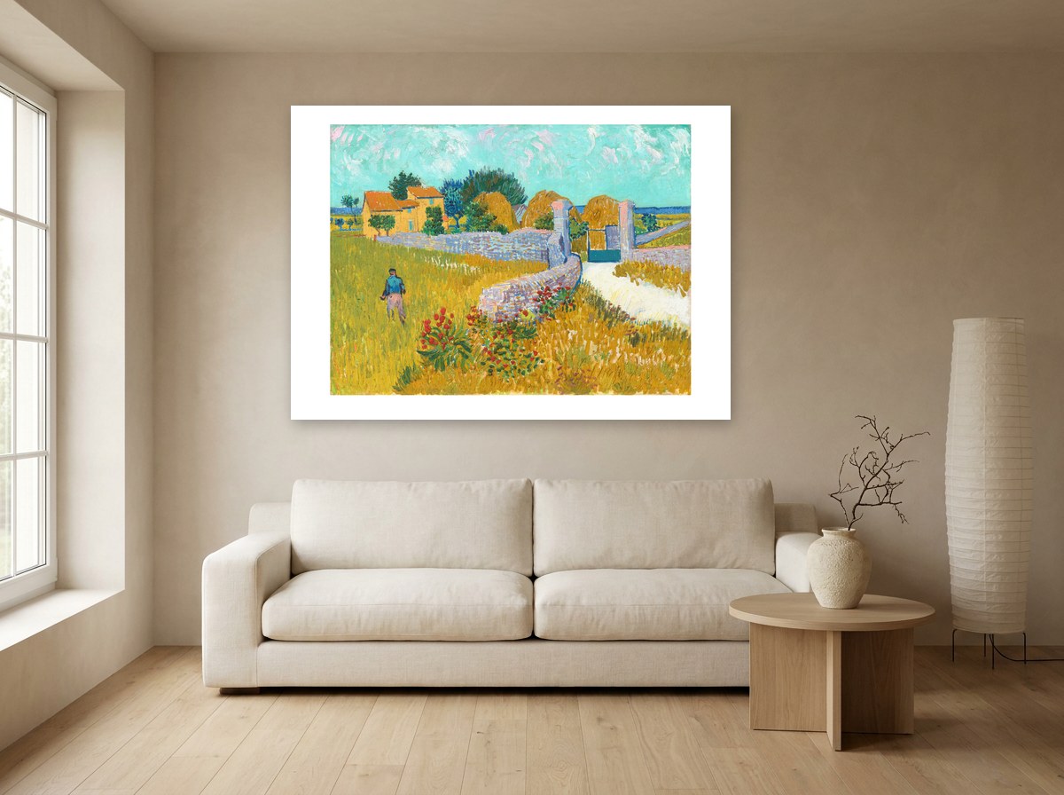 Mise en situation : affiche Ferme en Provence au mur beige d'un salon clair, au-dessus d'un canapé en lin écru
