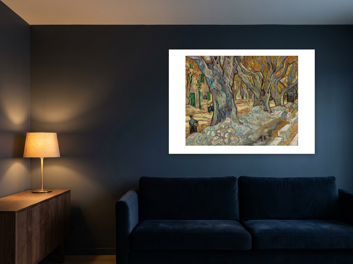 Mise en situation : affiche Les Paveurs au mur bleu nuit d'un salon, au-dessus d'un canapé en velours bleu marine