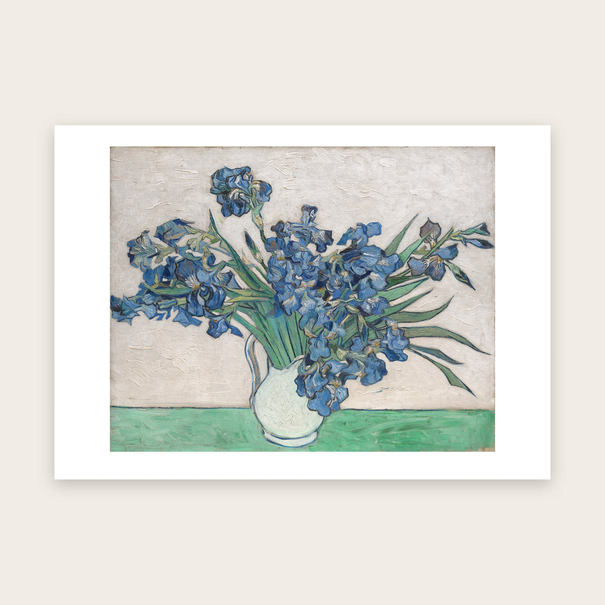 Affiche Les Iris d'après Van Gogh : bouquet d'iris bleus, pichet blanc, table verte, fond blanc cassé, marge blanche